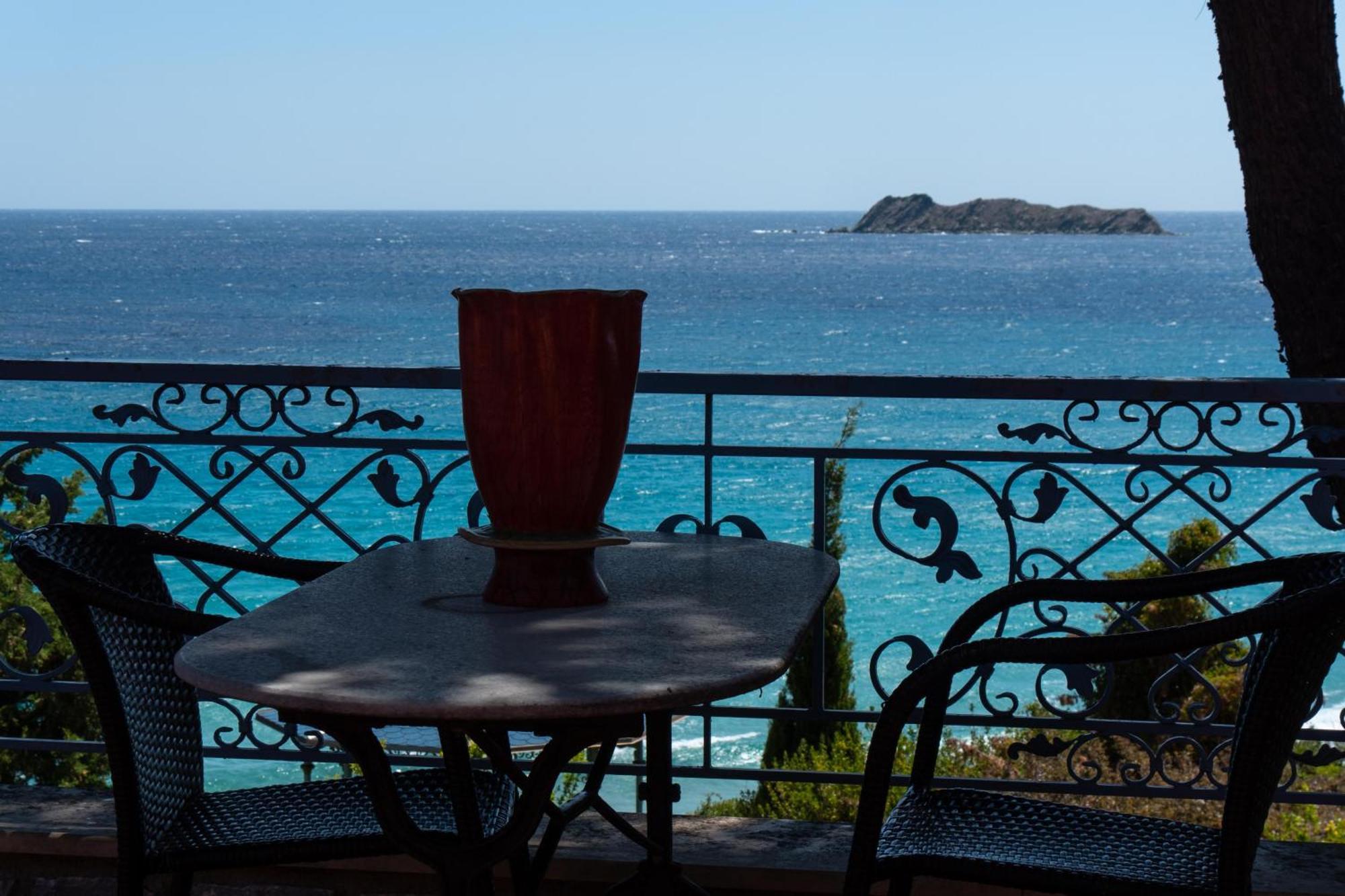 Dr Spyrou Seafront Apartment Petriai
